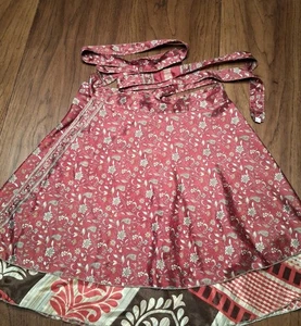 Falda envolvente de sari de seda Darn Good Yarn Co talla regular (4-12) corta reversible boho - Imagen 1 de 13