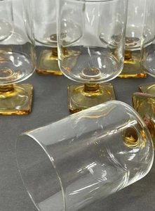 Lotto di 5 bicchieri acqua topazio ambra nordica vetro federale piedistallo soffiato a mano MCM - Foto 1 di 13