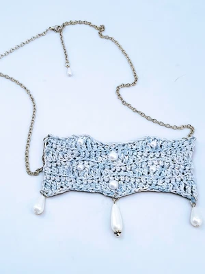 Collar babero ganchillo almidonado aspecto de mezclilla lavado con detalles de perlas Foto 1 de 4