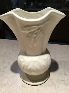 Vintage McCOY Pottery Handles Ribbing 8 1/2'' Vase Ivory White MADE IN USA - Picture 1 of 11