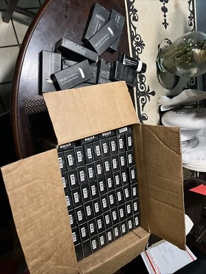 Lote 70 imprimaciones iluminadoras profesionales Mua Make Up Academy 1,014 fl oz Foto 1 de 4