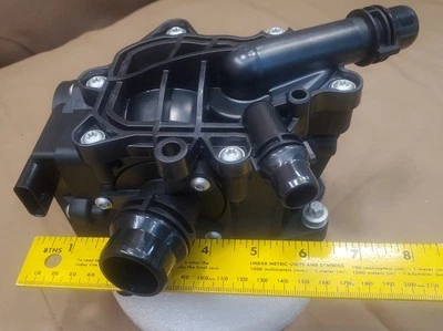 Carcasa termostato 11537644811 para BMW 530i 430i Foto 1 de 4