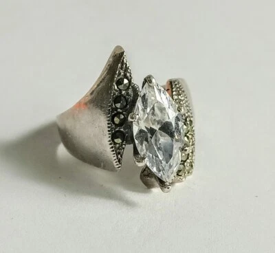 Anillo llamativo de plata de ley con piedra de cuarzo de vidrio talla marquesa y marcasita Foto 1 de 4