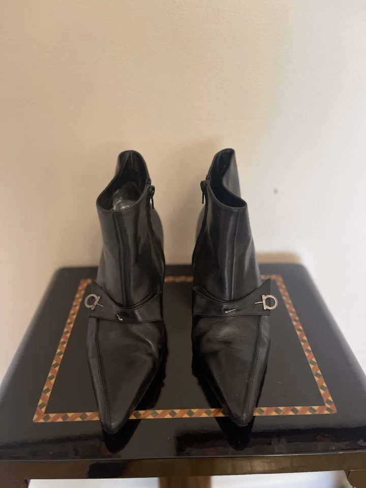 Botines Salvatore Ferragamo para mujer talla 9,5 cuero negro hechos en Italia  Foto 1 de 4