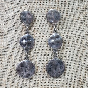 Vintage Chico's Earrings Hammered Silver Tone 2 Inch Dangle Drop - Bild 1 von 5