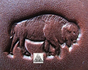 Estampilla de cuero de 1" detallada Walking Buffalo 1999 TLF/Midas descontinuada 8527 nueva de colección - Imagen 1 de 3