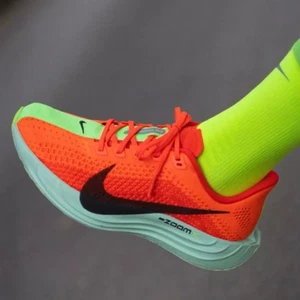 Nike Pegasus Plus Bright Crimson Lime Blast Damen FQ7261-600 Laufschuhe - Bild 1 von 6