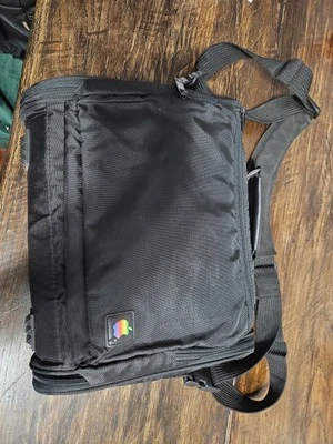 Esta bolsa de libro para computadora portátil Apple Macintosh Messenger de colección es un hallazgo raro Foto 1 de 4