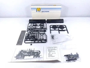 HO Train Walthers #932-5151 UTLX 40' Tank Car (Unbuilt) - Picture 1 of 7