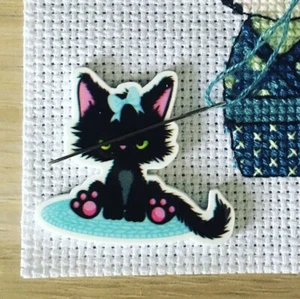 Cat With Blue Bow Needle Minder For Cross Stitch And Embroidery - Picture 1 of 1