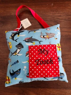 Nueva almohada hecha a mano de hadas de los dientes - con bolsillo - diseño de tiburón pirata 6 1/2 cuadrados Foto 1 de 3