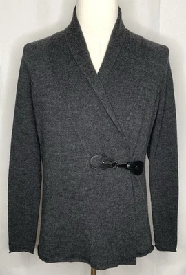 Suéter Carole Little Extrafino Lana Merino Chal Cuello Cuero Hebilla Gris Lg Foto 1 de 4