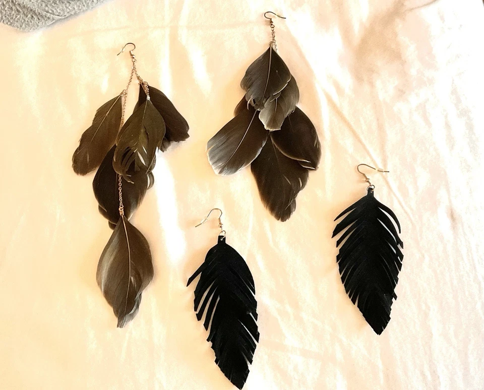 Juego 2 Pendientes Plumas Hombro Largo Cuero Boho Negro Gris Dorado Flecos Cuelgan Foto 1 de 4
