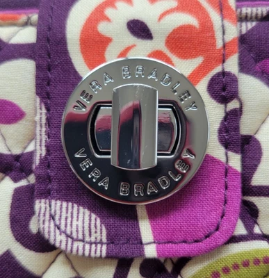 NUEVO CON ETIQUETAS Cartera Vera Bradley Ciruela Crazy Turn Lock Púrpura con Turquesa/Verde/Naranja Foto 1 de 4