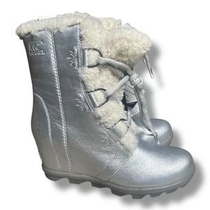 Disney Frozen x Sorel Joan of Arctic Damen-Bootie Keilabsatz Lammfell Größe 8,5 - Bild 1 von 4