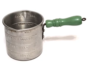 Taza medidora graduada vintage de metal de 1 taza con mango de madera verde - Imagen 1 de 5