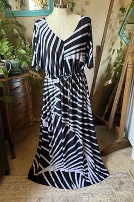 Maxi Vestido/Cubre Natación Haani Blanco y Negro Geométrico, Talla Grande 3X Foto 1 de 4