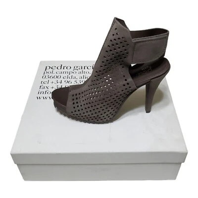 NUEVO EN CAJA PEDRO GARCIA Sandalias Persis Perforadas Punta Abierta Gris Gamuza Stiletto Talla 39.5 Foto 1 de 4
