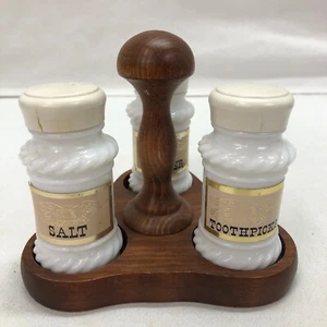 AGITADOR DE SAL Y PIMIENTA DE VIDRIO DE LECHE VINTAGE CON SOPORTE PARA PALILLOS DE DIENTES SOBRE SOPORTE DE MADERA  - Imagen 1 de 7