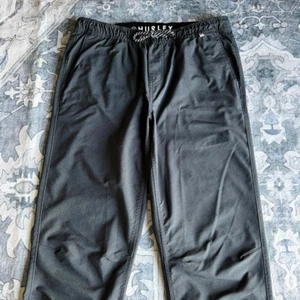 Neu ohne Etikett Hurley Nylon Tech Twill Jogginghose Herren M schwarz elastischer Bund schmal zulaufende Passform - Bild 1 von 19