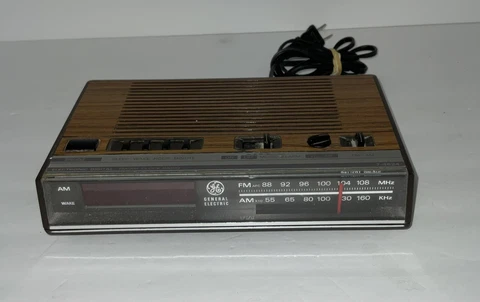 Vintage 1976 General Electric GE Woodgrain Walnut Clock Radio 7-4624B Working Cover