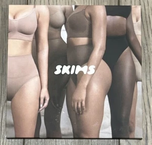 Skims Core Control Tanga Onyx Damen Gr. S/M nie getragen neu geöffneter Karton (lesen) - Bild 1 von 4