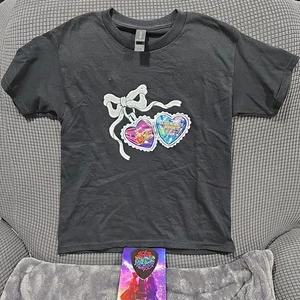 Maglietta Disney Descendants Zombies Worlds Collide Tour Yth Small + Spilla UBS Arena - Foto 1 di 11