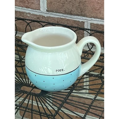 Jarra pequeña Rae Dunn Pour Creamer turquesa polk banda de puntos A y tipo magenta  Foto 1 de 4