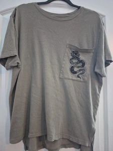 T-shirt Taylor Swift Reputation Snake manica corta oversize tasca verde piccola - Foto 1 di 10