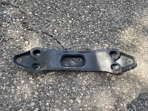 00-04 Subaru Outback 03-06 Baja Transmisión Crossmember BE BH BT OEM 41011AE01A - Imagen 1 de 2