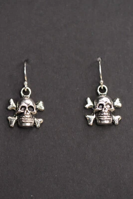 Brincos de berloque de ossos de caveira e cruz 925 ganchos de prata esterlina amuletos de estanho 1" - Imagem 1 de 4