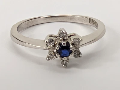 Женское кольцо из белого золота 10 карат с натуральным синим сапфиром и маленькими бриллиантами 4,5 - Изображение 1 из 4
