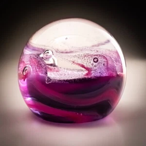 Pisapapeles de vidrio soplado Caithness 'Sirocco' esférico Margot Thompson 1991. - Imagen 1 de 11