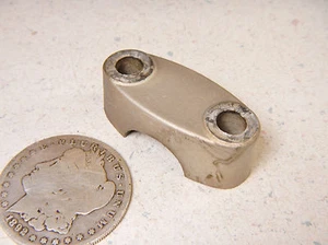 80 SUZUKI DR400 UPPER HANDLEBAR CLAMP HALF - Picture 1 of 7