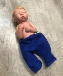 Linda Spahic sleeping baby boy doll 2005 14" - Picture 1 of 3