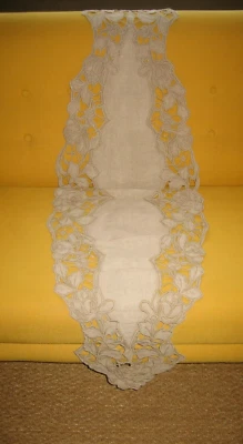 Ancien Napperon Chemin de table Lin brodé de Fleurs 140 x 44 cm - Photo 1/4