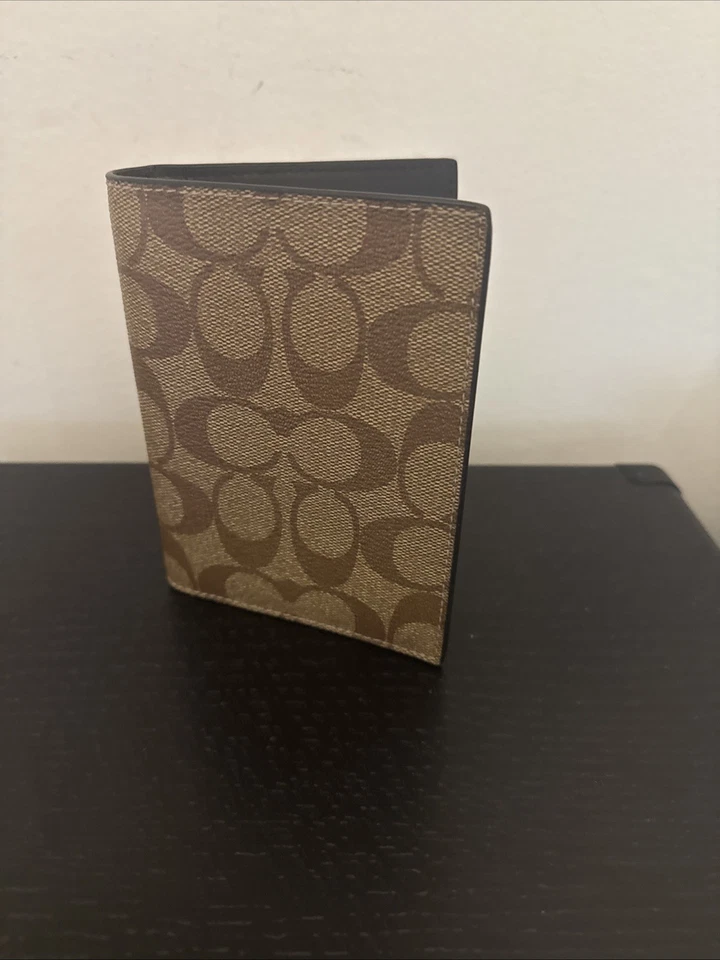 Estuche con soporte de viaje COACH Passport en lona exclusiva - F93518 Foto 1 de 3