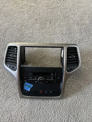 Jeep Grand Cherokee 2011-2013 radio bisel control de temperatura con rejillas de ventilación 55111922AH Foto 1 de 4