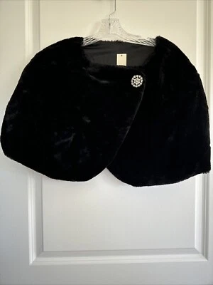 Novo Broche Feminino de Pele Sintética Preto Tamanho Médio com Diamante - Imagem 1 de 4