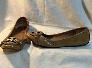 Tory Burch Sand Aaden Tan Leather Buckle  Logo Medallion Ballet Flats Size 5 - Picture 1 of 19