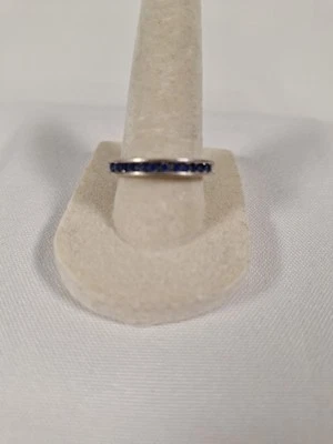 Banda de anillo de media eternidad de plata esterlina con conjunto de piedras de canal de zafiro azul  Foto 1 de 4