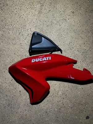 Cubierta del tanque de carrocería izquierda Ducati Hypermotard 939 OEM roja completa con panel interior Foto 1 de 4