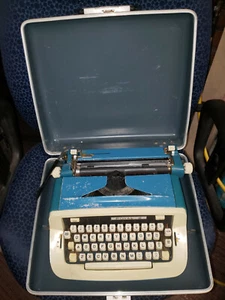 VINTAGE Royal Typewriter Custom III READ DESCRIPTION - Picture 1 of 3
