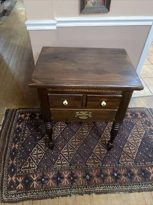 Muy Bonita Mesa auxiliar de pino macizo Ethan Allen, mesita de noche, 2 cajones Foto 1 de 4