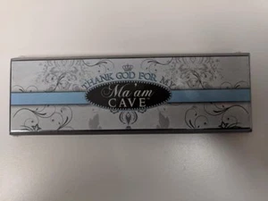 GOTT SEI DANK FÜR MEINE MA'AM HÖHLE *~* WAND oder SCHREIBTISCH * PLAKETTE Frau Höhle Dame Mädchen - Bild 1 von 1