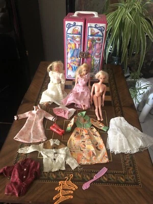 Vintage 60er Jahre Barbie Koffer 3 Barbie viel Zubehör Original Regenjacke JU2 - Bild 1 von 4