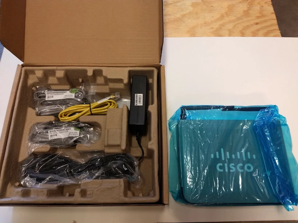 Cisco UC320W-FXO-K9 Unified Communication System - Image 1 of 1