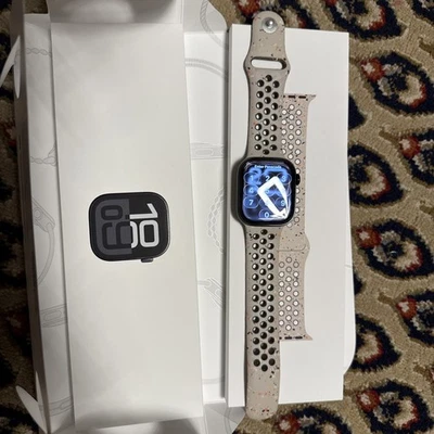 Apple Watch Series 10 (42mm) GPS Aluminium Diamantschwarz –NIKE Sport Band - Bild 1 von 4