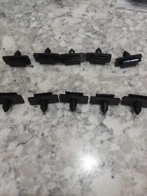Juego de 10 clips de moldeo basculante OEM 68283229AA Chrysler 300 y Dodge Charger Foto 1 de 2