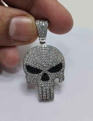 Colgante de calavera de diamantes de corte redondo de 2,25 quilates para hombre enchapado en oro blanco de 14 quilates Foto 1 de 4